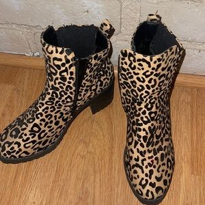 hardly worn cute leopard boots